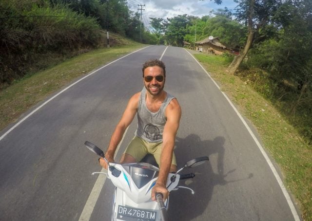 alquilar andar moto bali indonesia