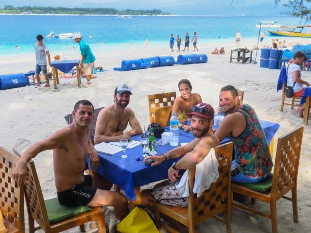 comiendo gili islands playa indonesia