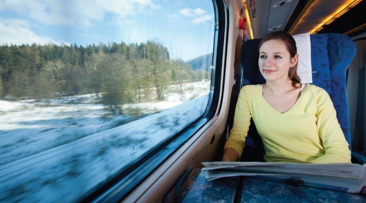 chica viajando tren