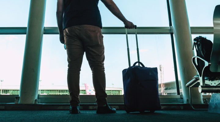 hombre viaje aeropuerto