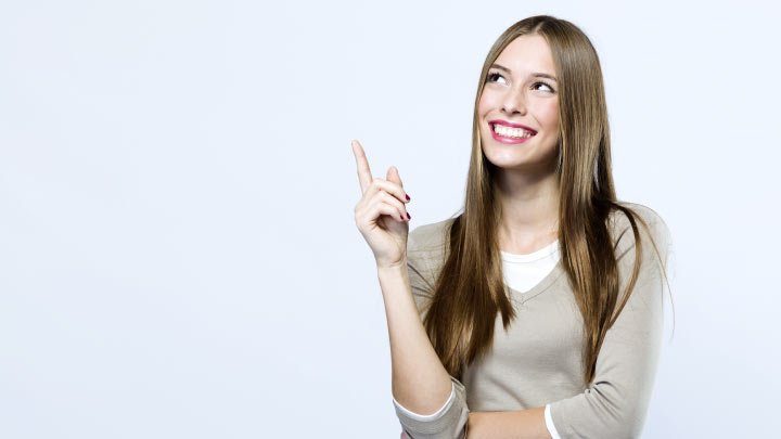 mujer apuntando feliz